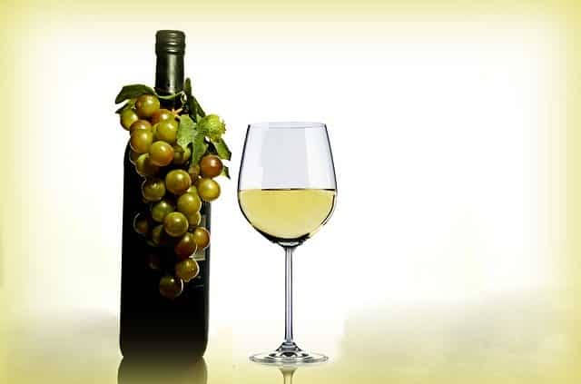 vin blanc est servi entre 50 à 60 degrés
